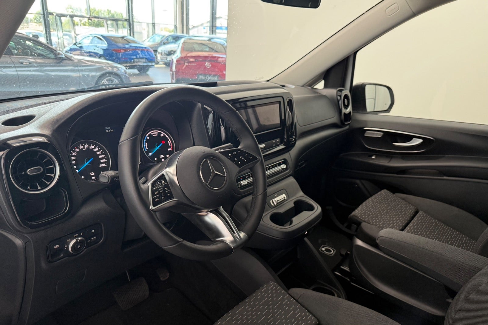 Hvid Mercedes eVito 129 fra 2025 set indefra