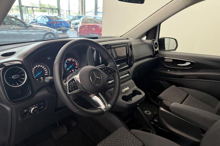 Hvid Mercedes eVito 129 fra 2025 set indefra