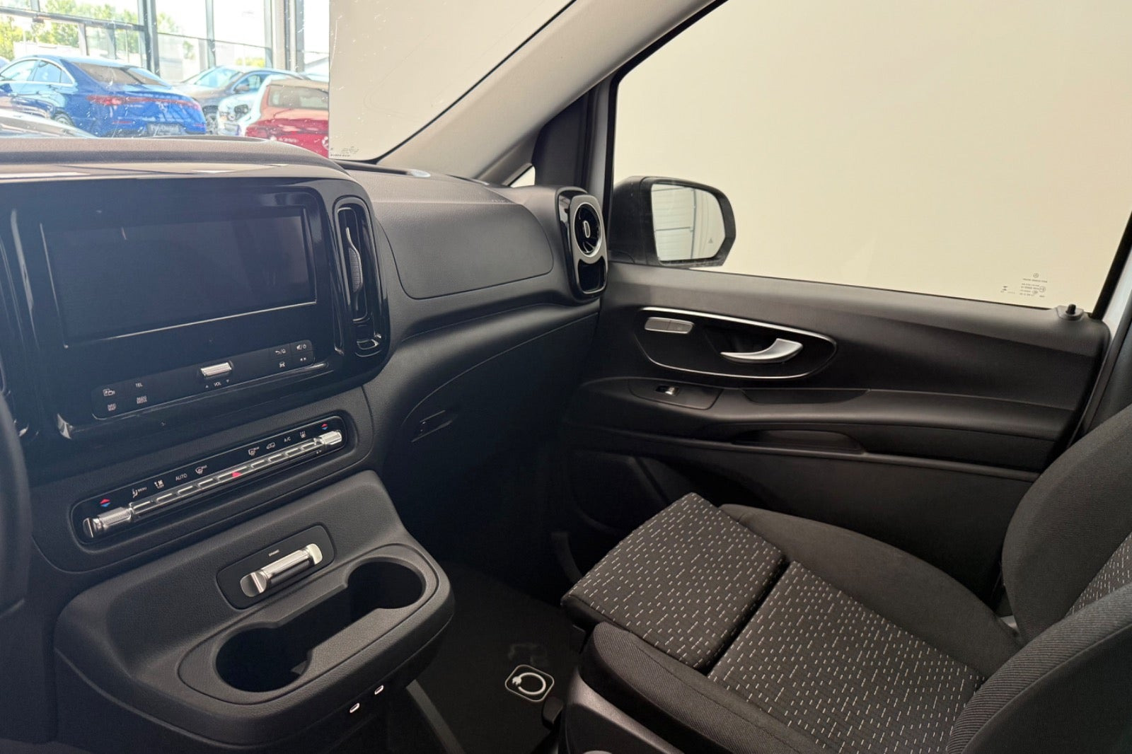 Hvid Mercedes eVito 129 fra 2025