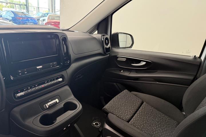 Hvid Mercedes eVito 129 fra 2025