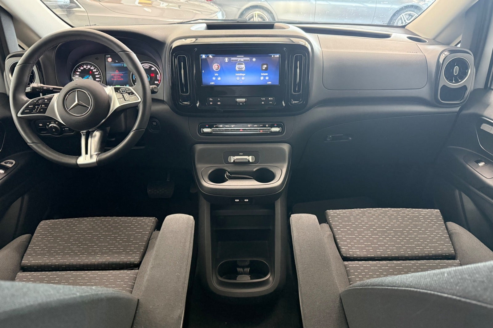 Hvid Mercedes eVito 129 fra 2025