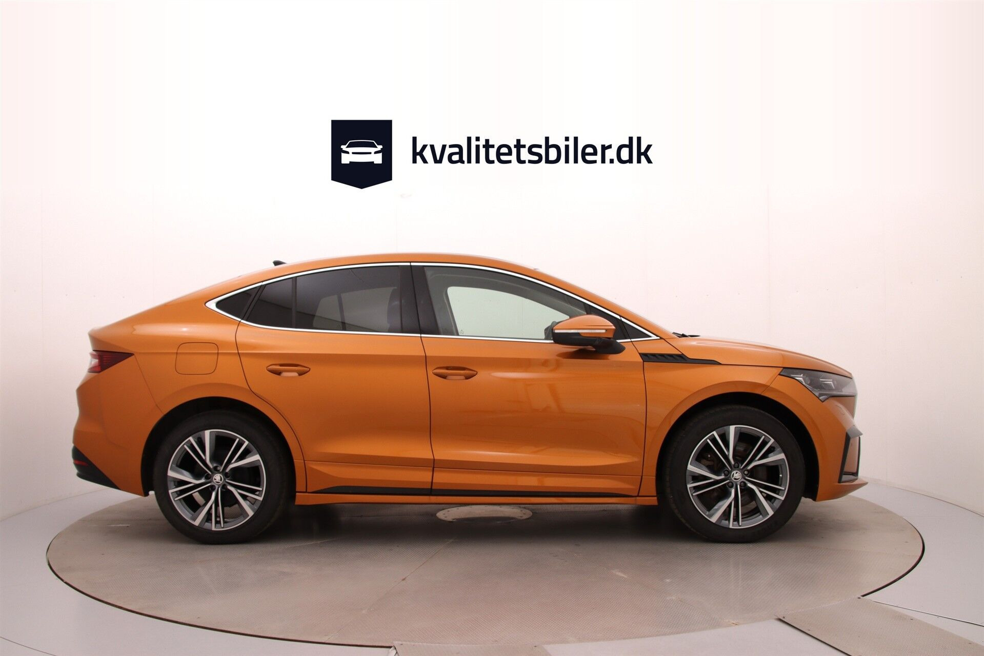 Orange Skoda Enyaq fra 2024