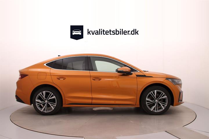 Orange Skoda Enyaq fra 2024