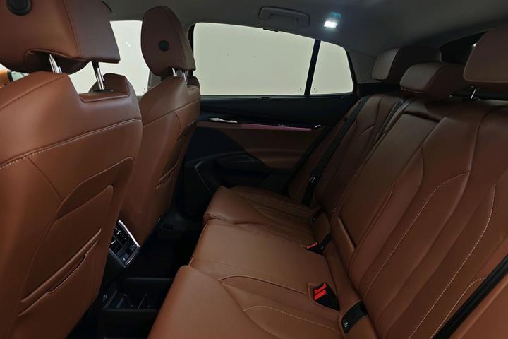 Orange Skoda Enyaq fra 2024