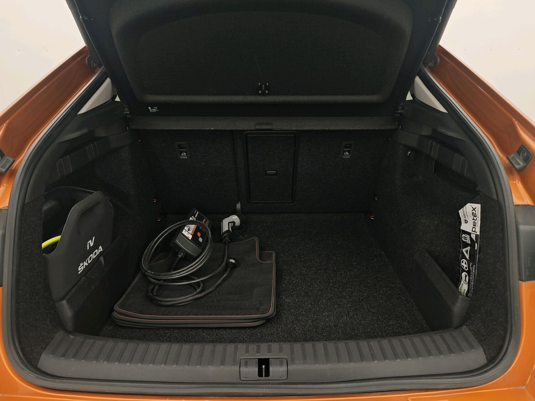 Orange Skoda Enyaq fra 2024