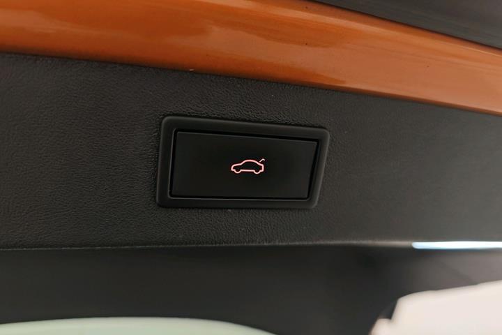 Orange Skoda Enyaq fra 2024