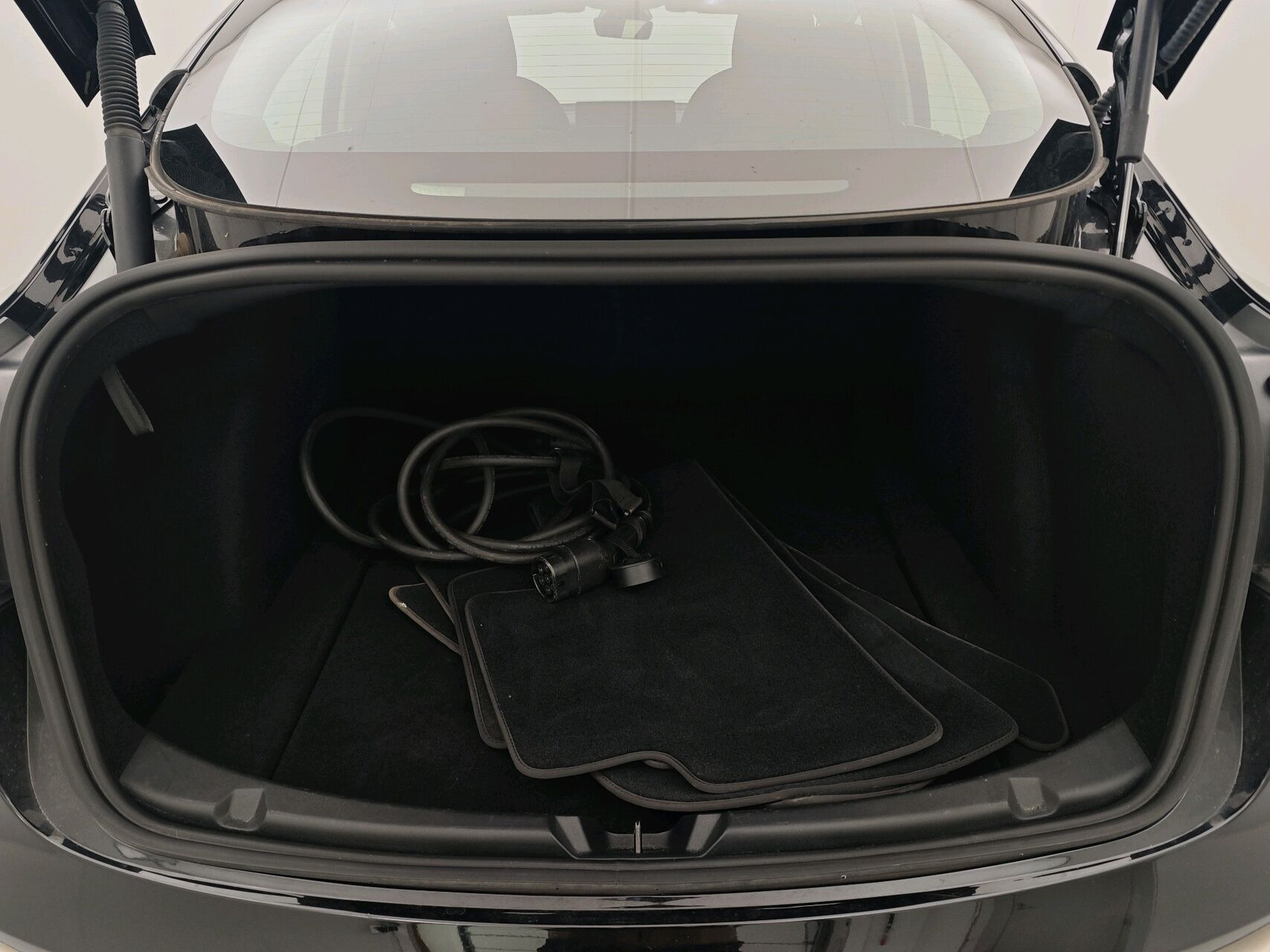 Sort Tesla Model 3 fra 2023