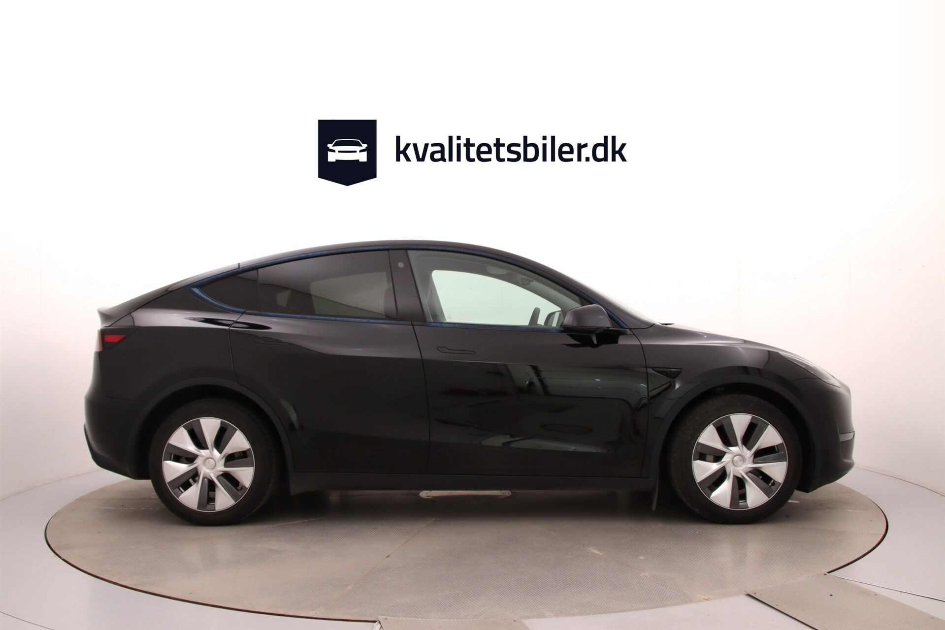 Sort Tesla Model Y fra 2023