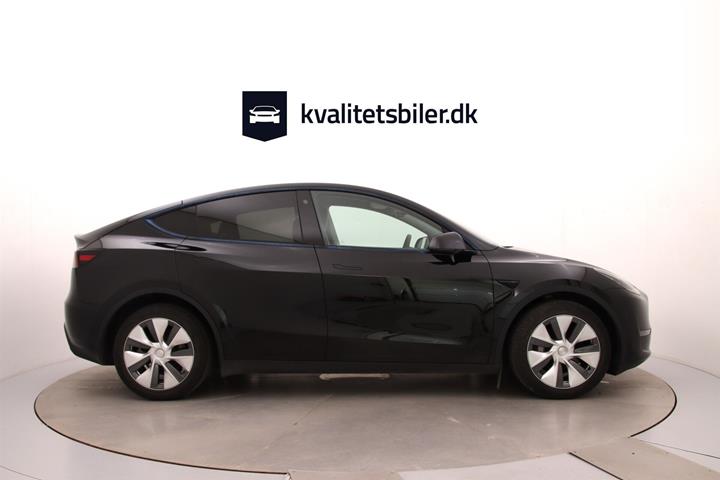 Sort Tesla Model Y fra 2023