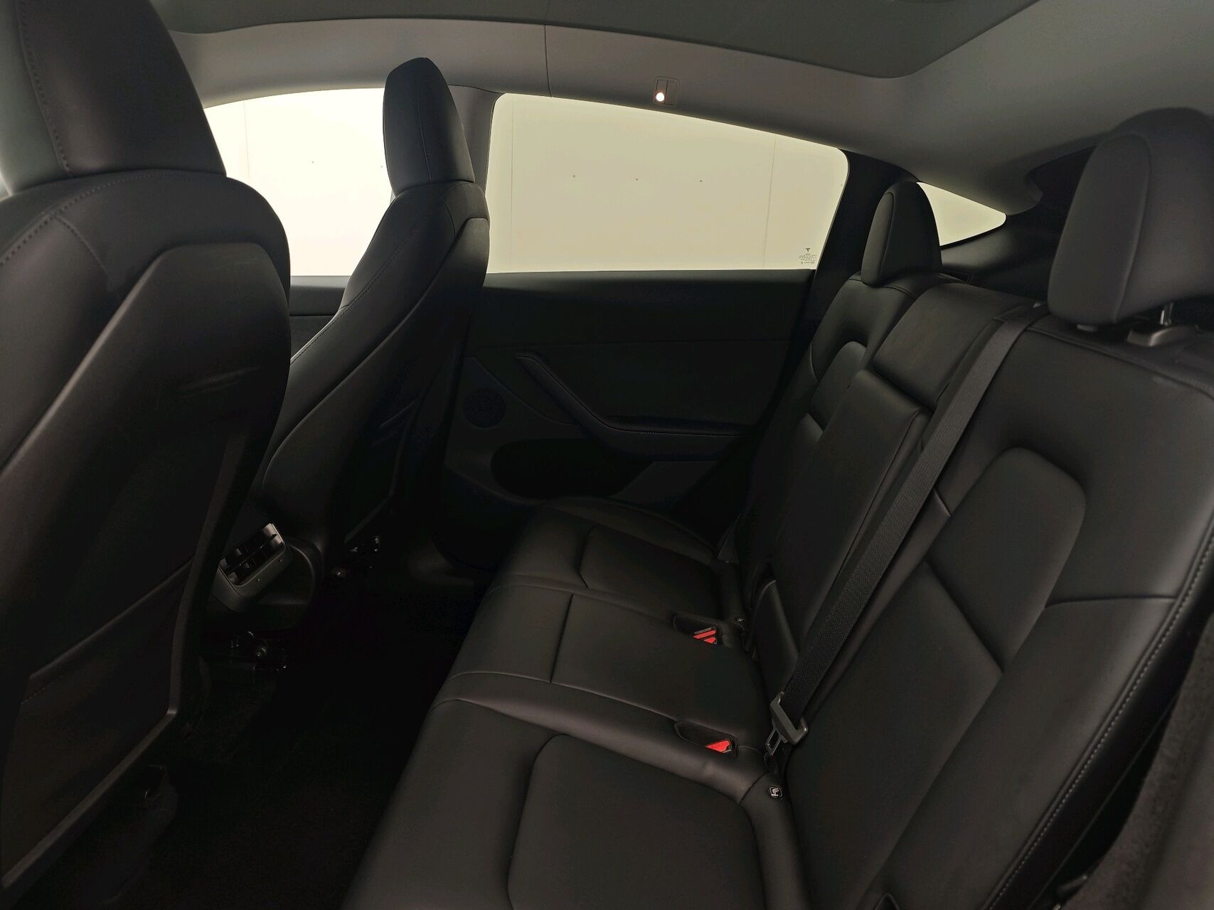 Sort Tesla Model Y fra 2023
