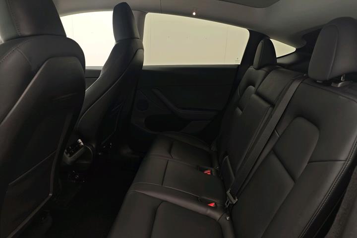 Sort Tesla Model Y fra 2023