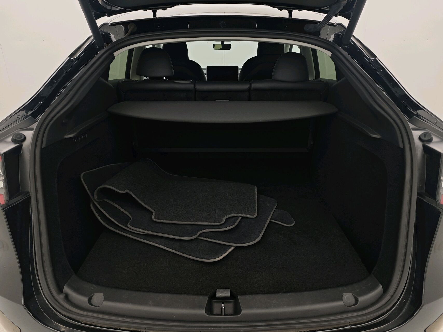 Sort Tesla Model Y fra 2023