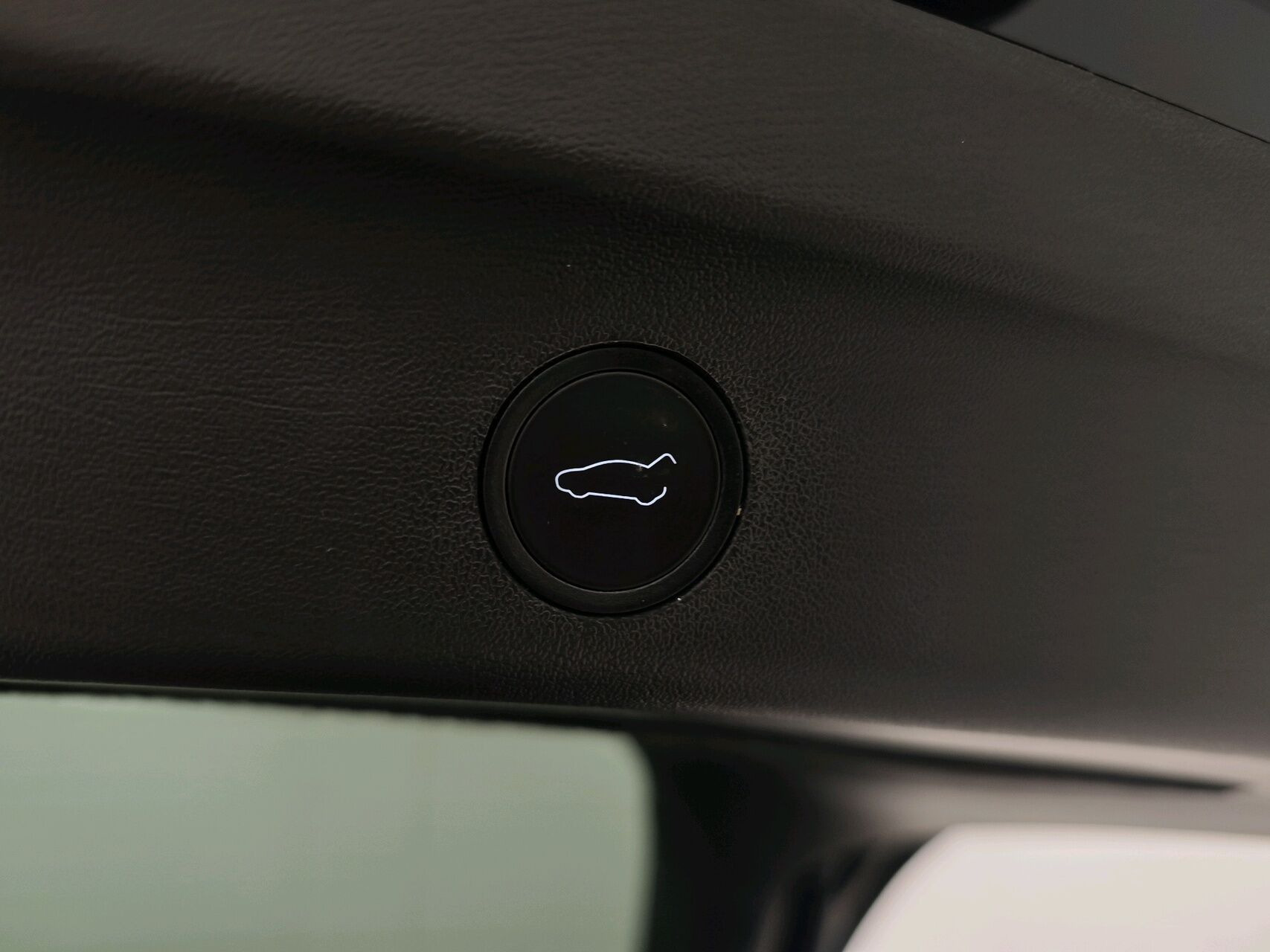 Sort Tesla Model Y fra 2023