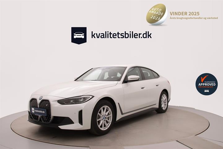 Hvid BMW i4 fra 2024 set udefra