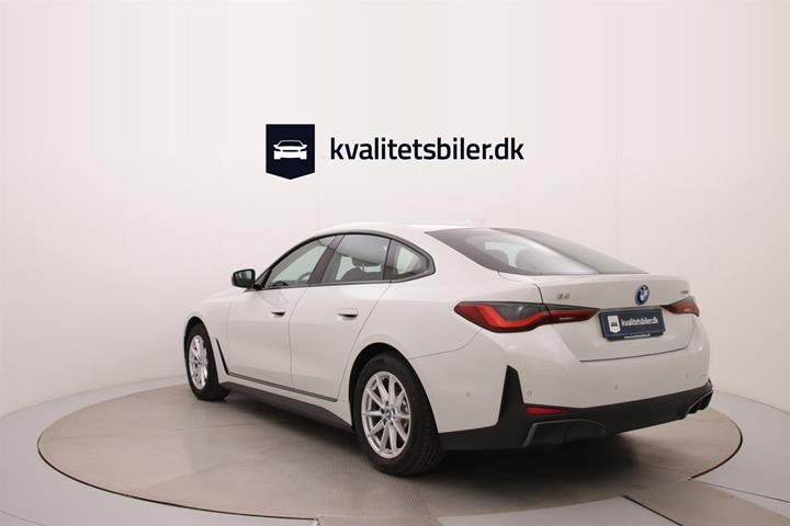 Hvid BMW i4 fra 2024