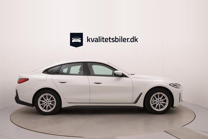Hvid BMW i4 fra 2024