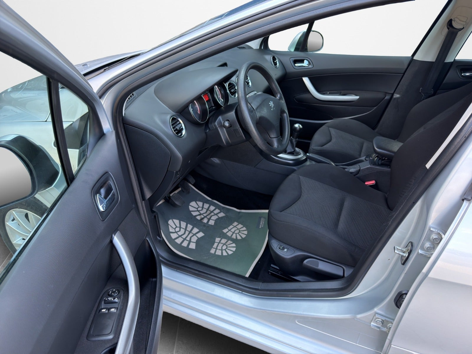 Sølv Peugeot 308 fra 2011