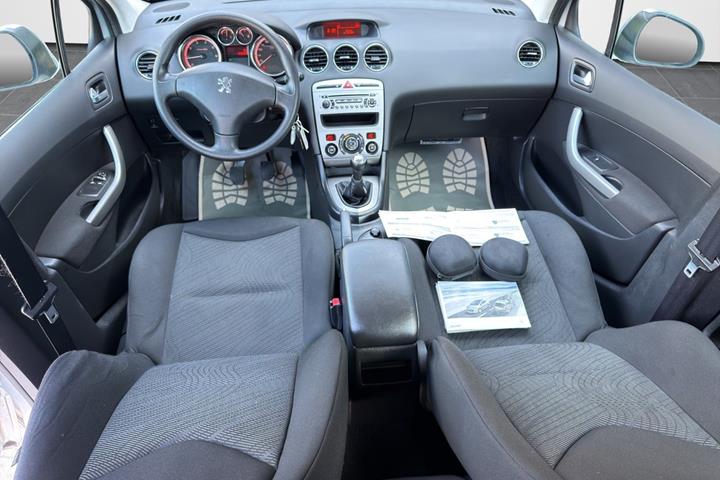 Sølv Peugeot 308 fra 2011