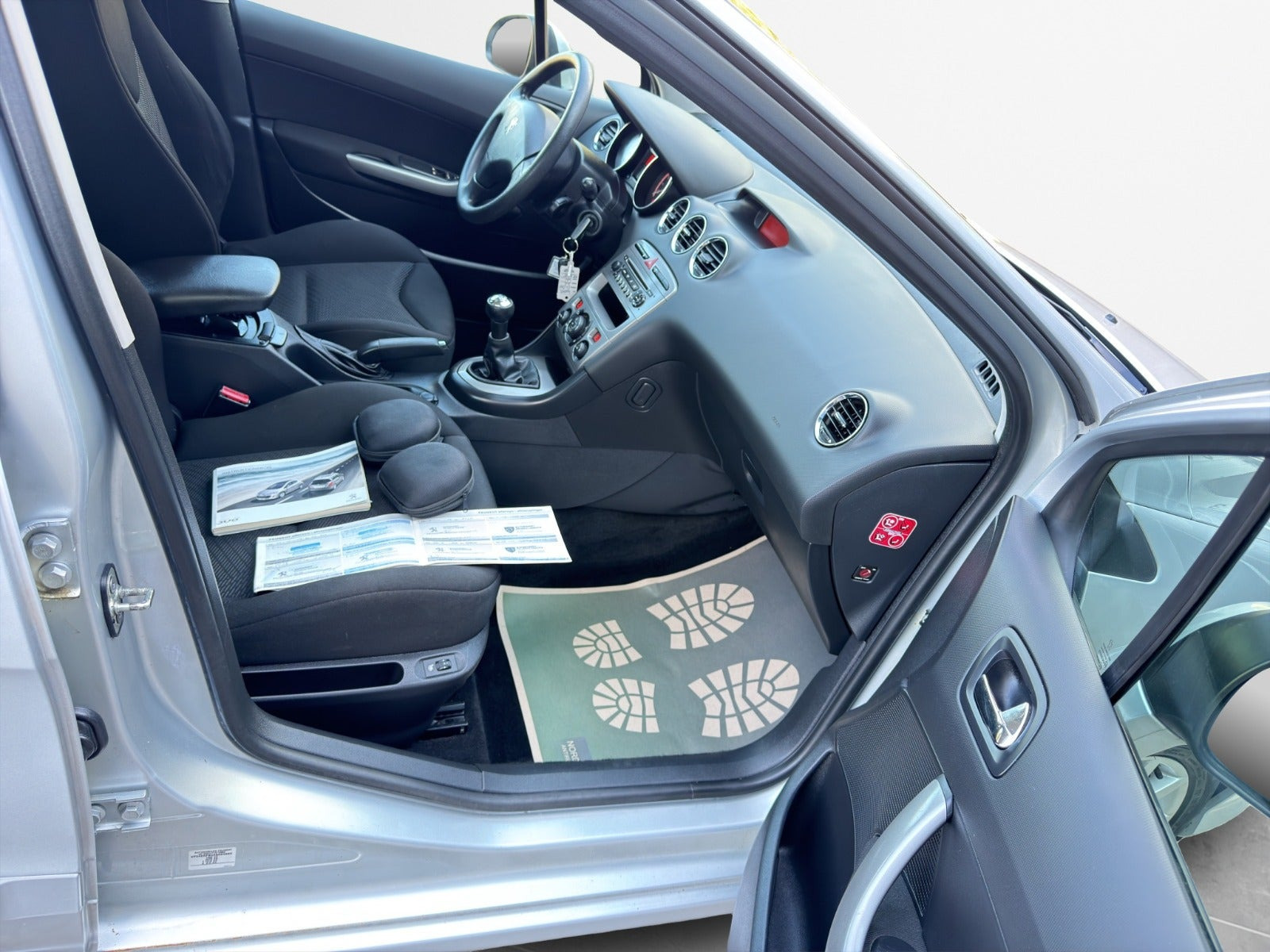 Sølv Peugeot 308 fra 2011