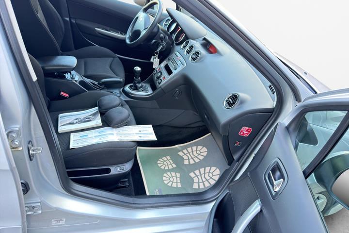 Sølv Peugeot 308 fra 2011