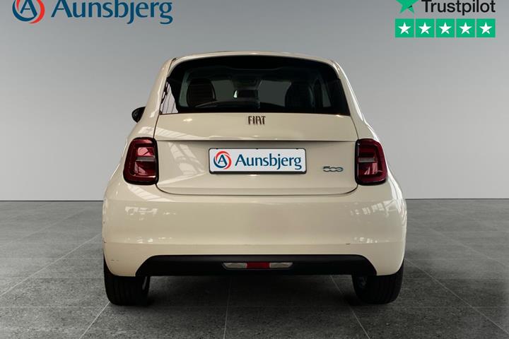 Hvid Fiat 500e fra 2022