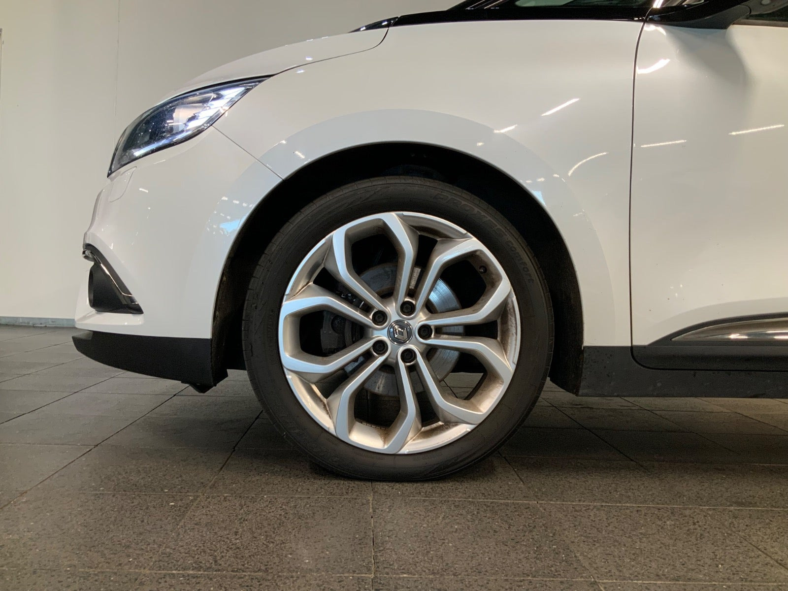 Hvid Renault Grand Scenic IV fra 2017