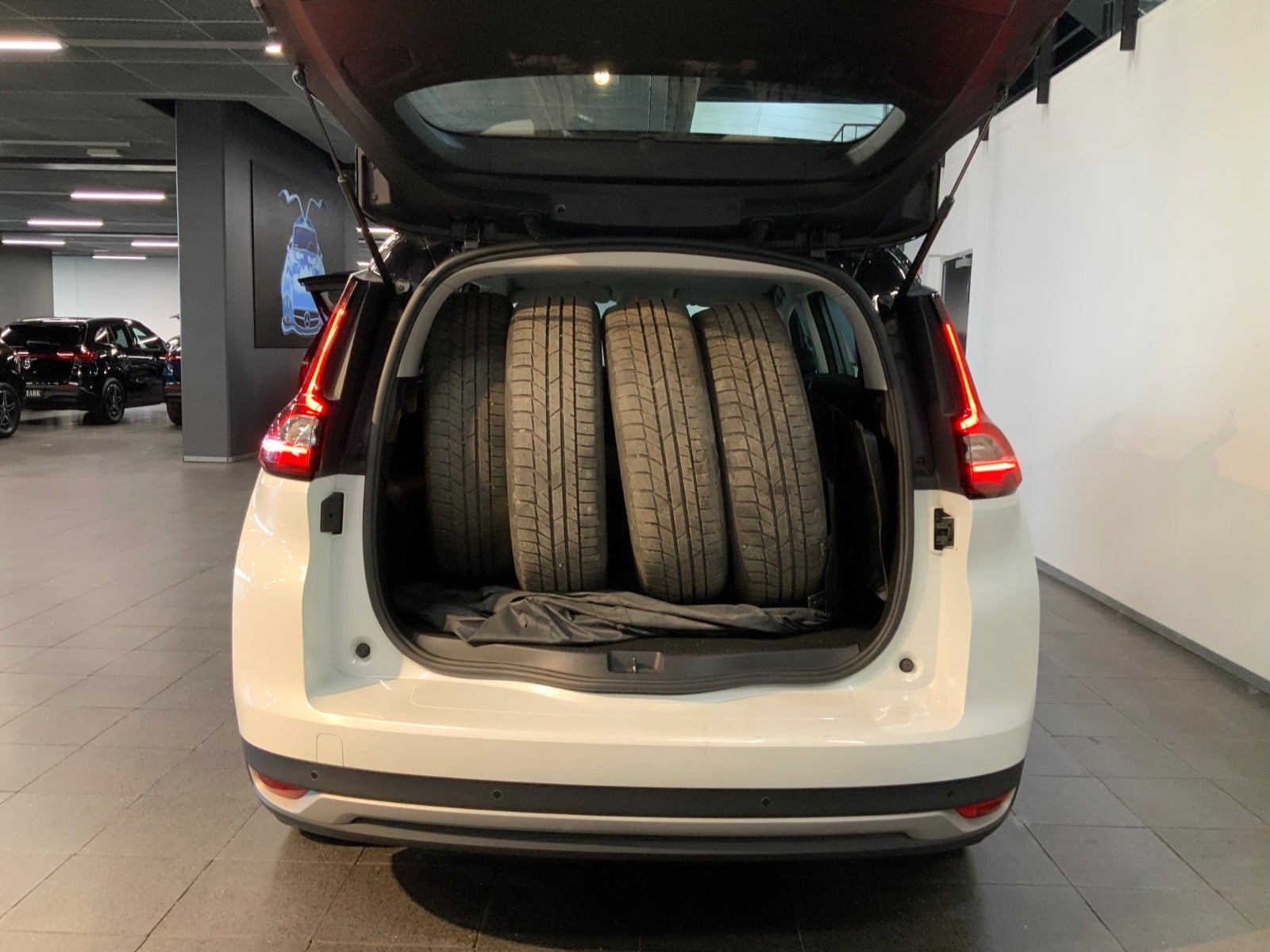 Hvid Renault Grand Scenic IV fra 2017