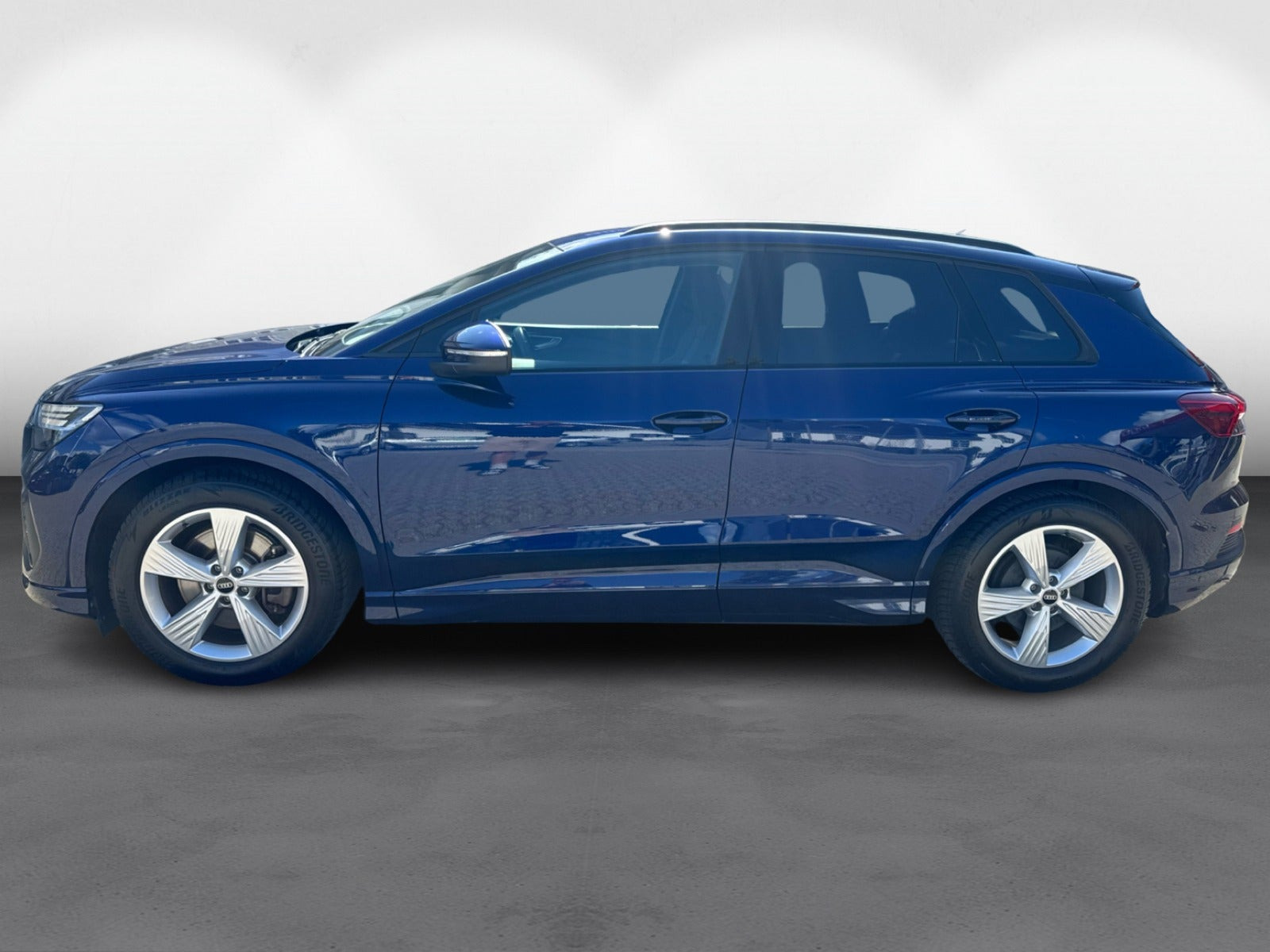 Blå Audi Q4 e-tron fra 2023