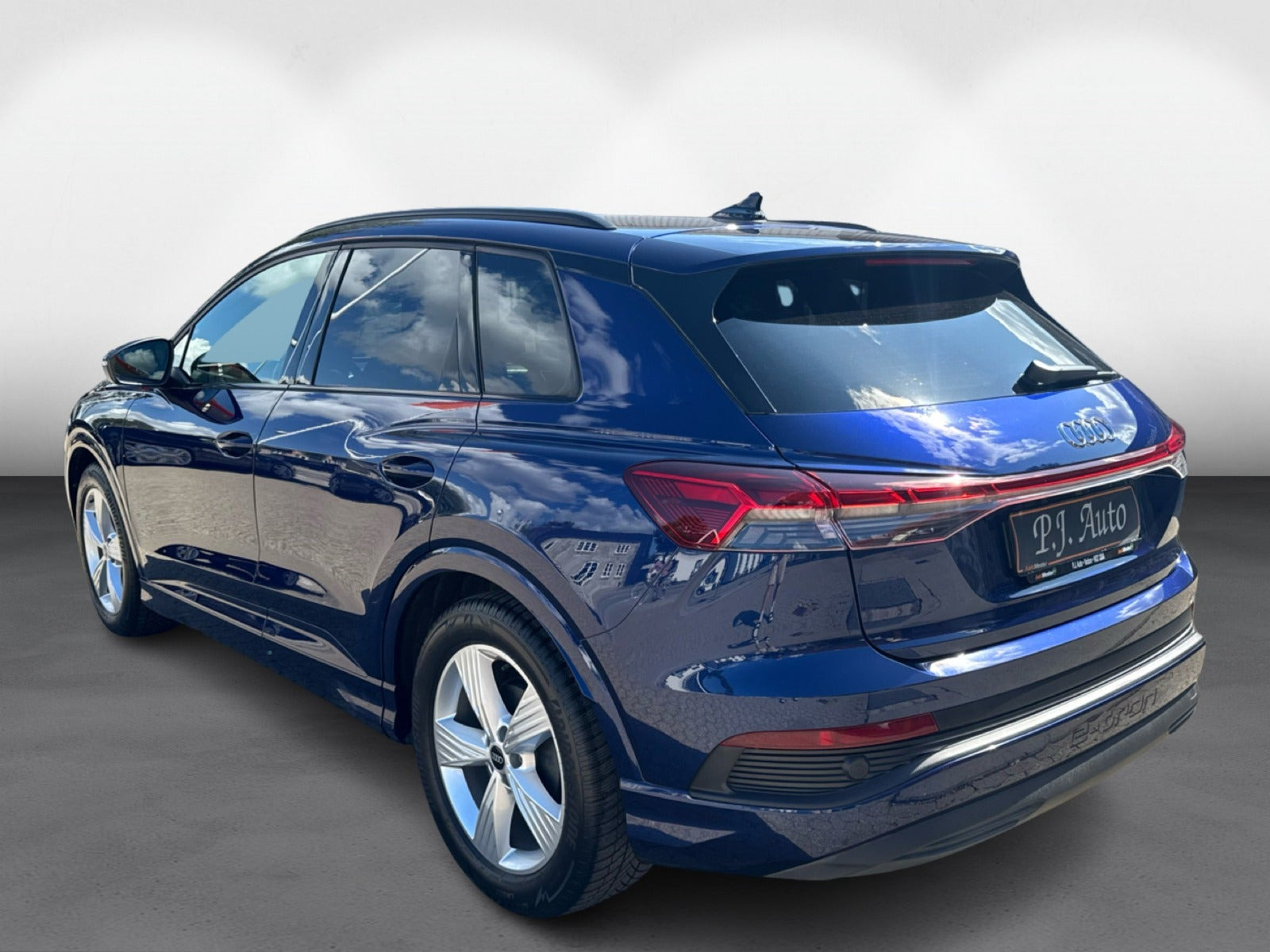 Blå Audi Q4 e-tron fra 2023
