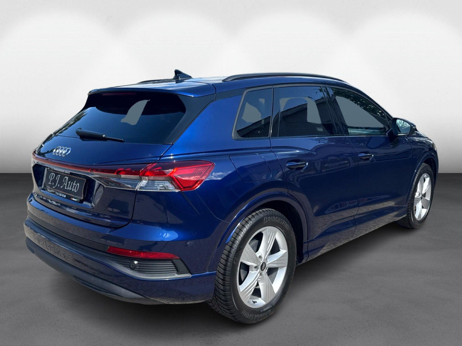 Blå Audi Q4 e-tron fra 2023