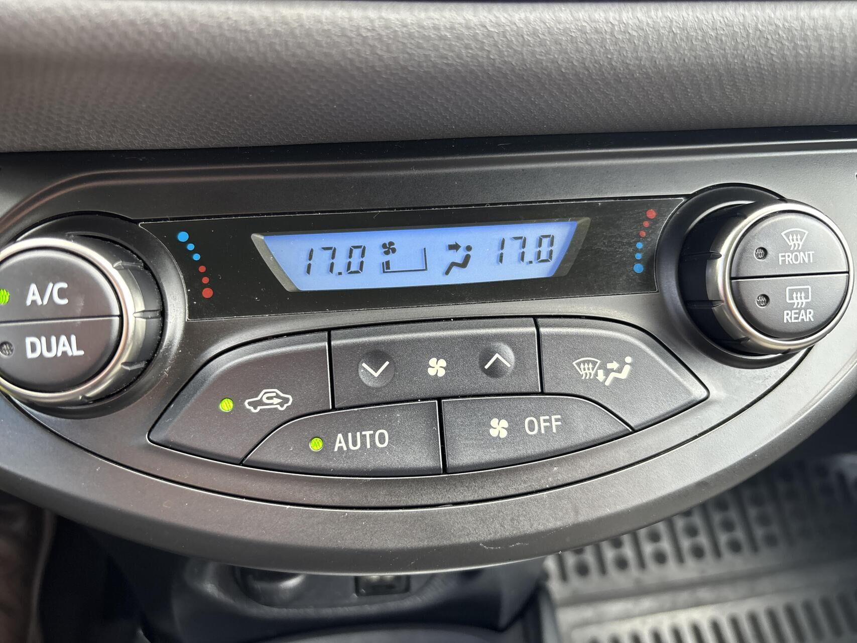 Sølv Toyota Yaris fra 2016