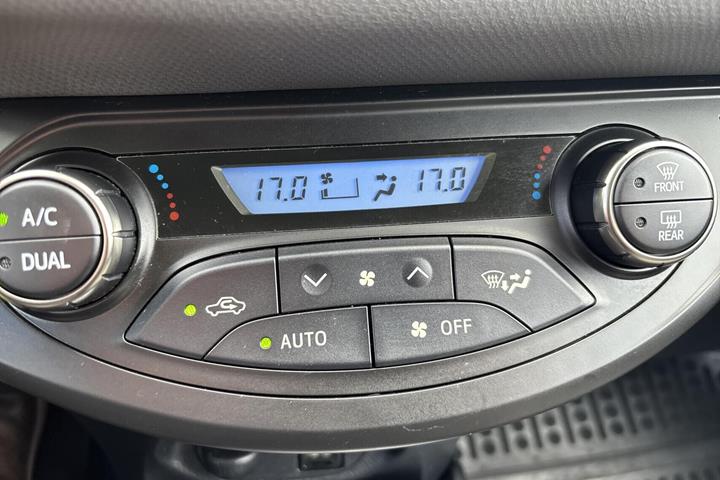 Sølv Toyota Yaris fra 2016