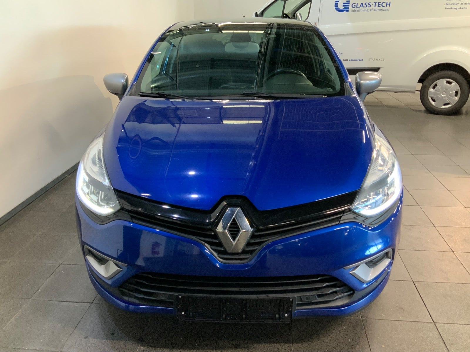 Blå Renault Clio IV fra 2017