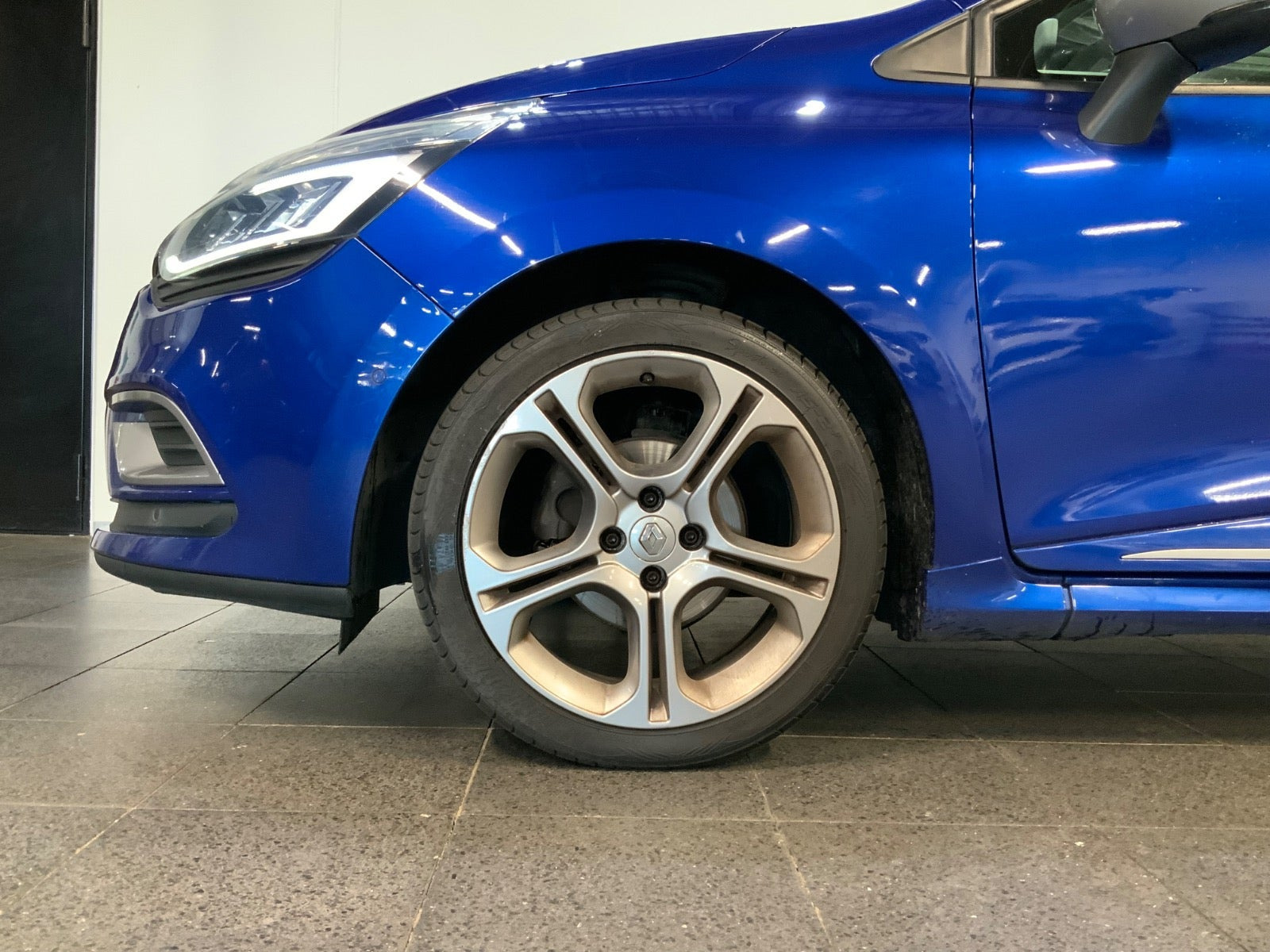 Blå Renault Clio IV fra 2017