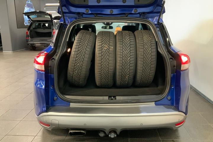 Blå Renault Clio IV fra 2017