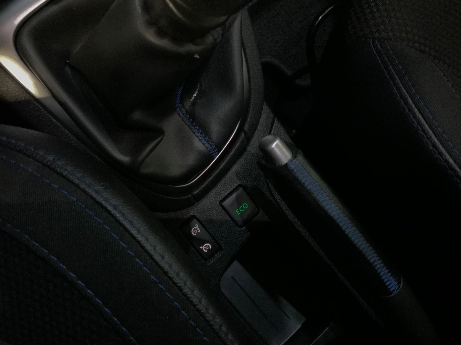 Blå Renault Clio IV fra 2017