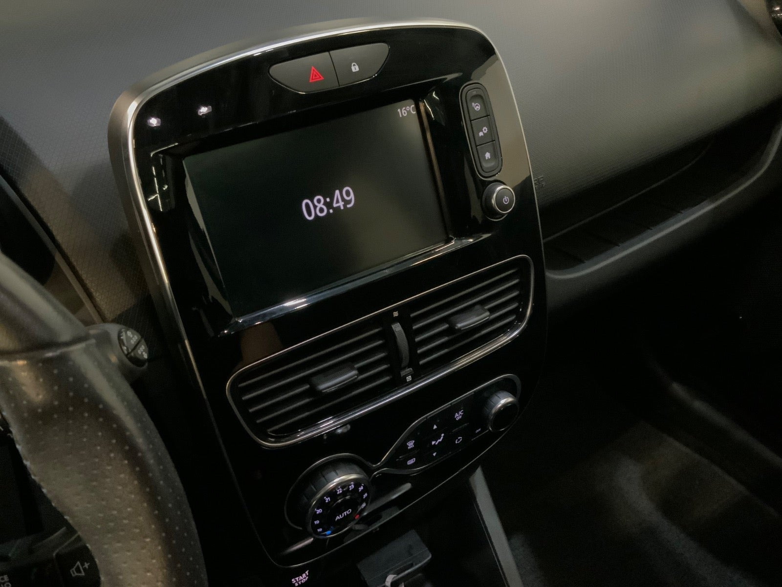 Blå Renault Clio IV fra 2017