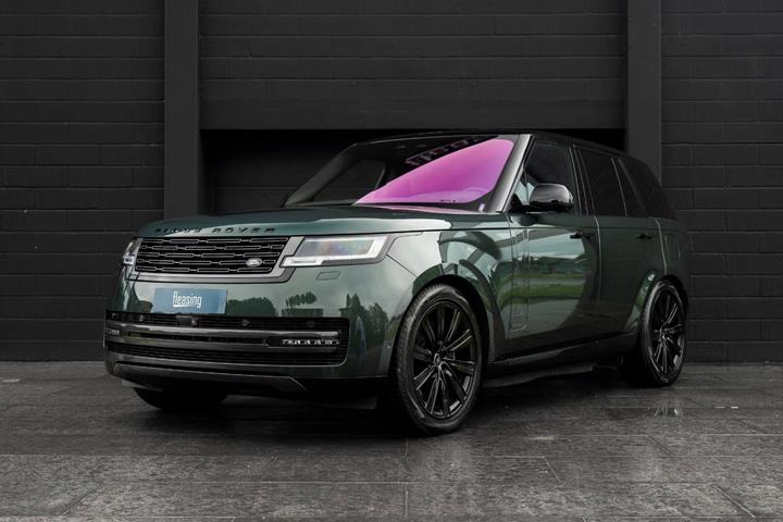 Grøn Land Rover Range Rover fra 2023 set udefra