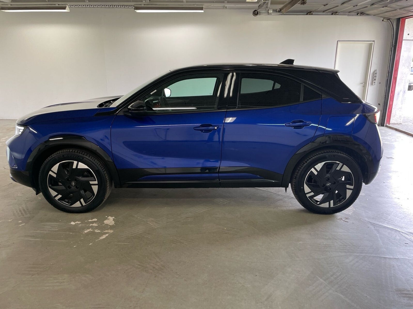 Blå Opel Mokka-e fra 2024