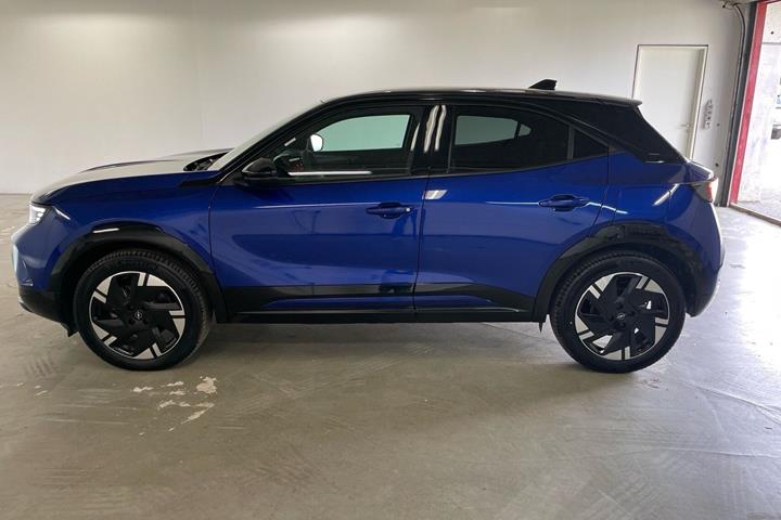 Blå Opel Mokka-e fra 2024