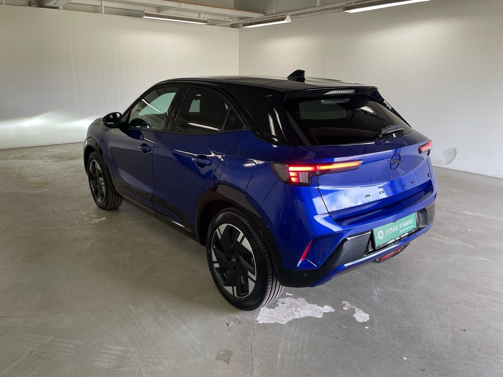 Blå Opel Mokka-e fra 2024
