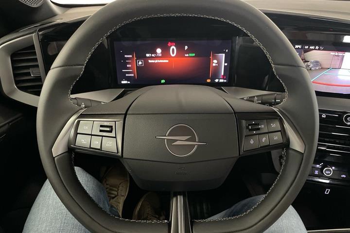 Blå Opel Mokka-e fra 2024