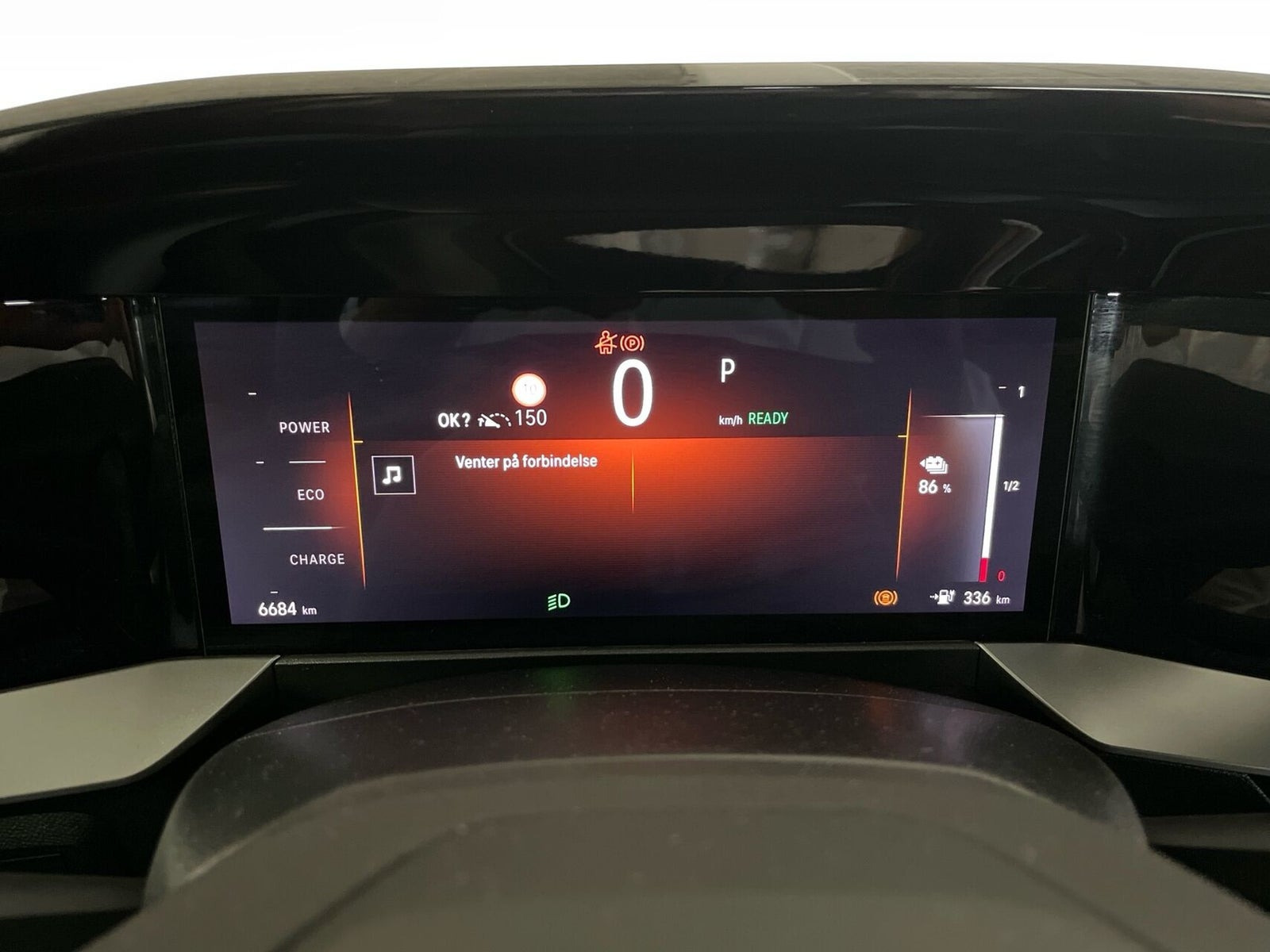 Blå Opel Mokka-e fra 2024