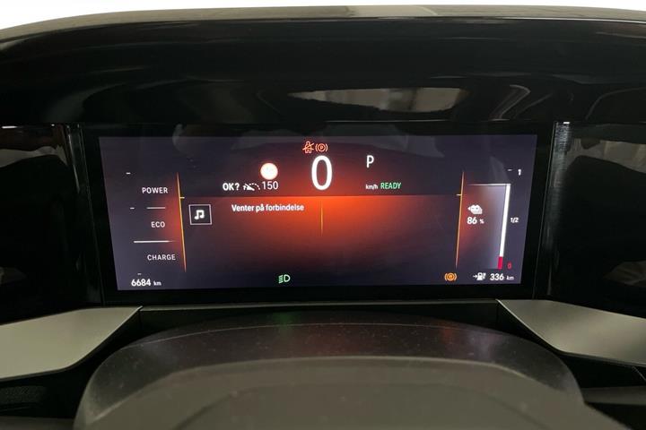 Blå Opel Mokka-e fra 2024