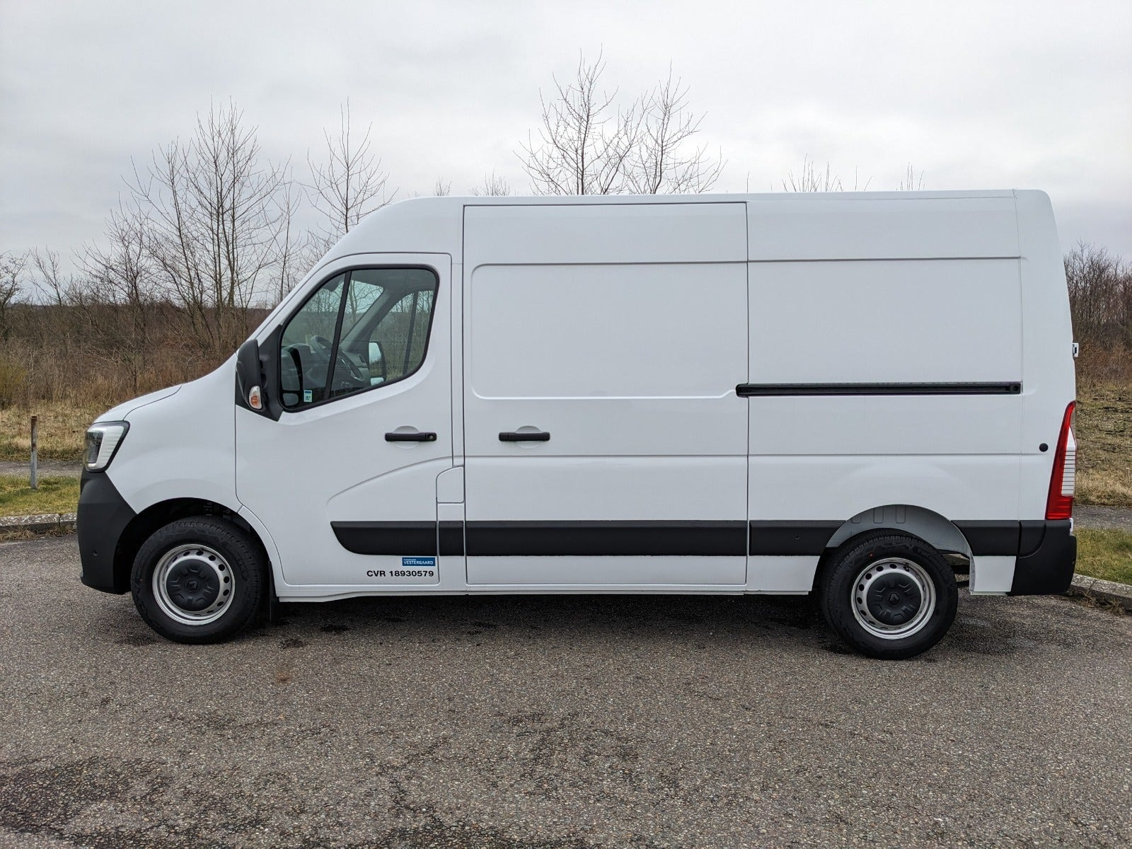 Hvid Renault Master IV T33 fra 2023