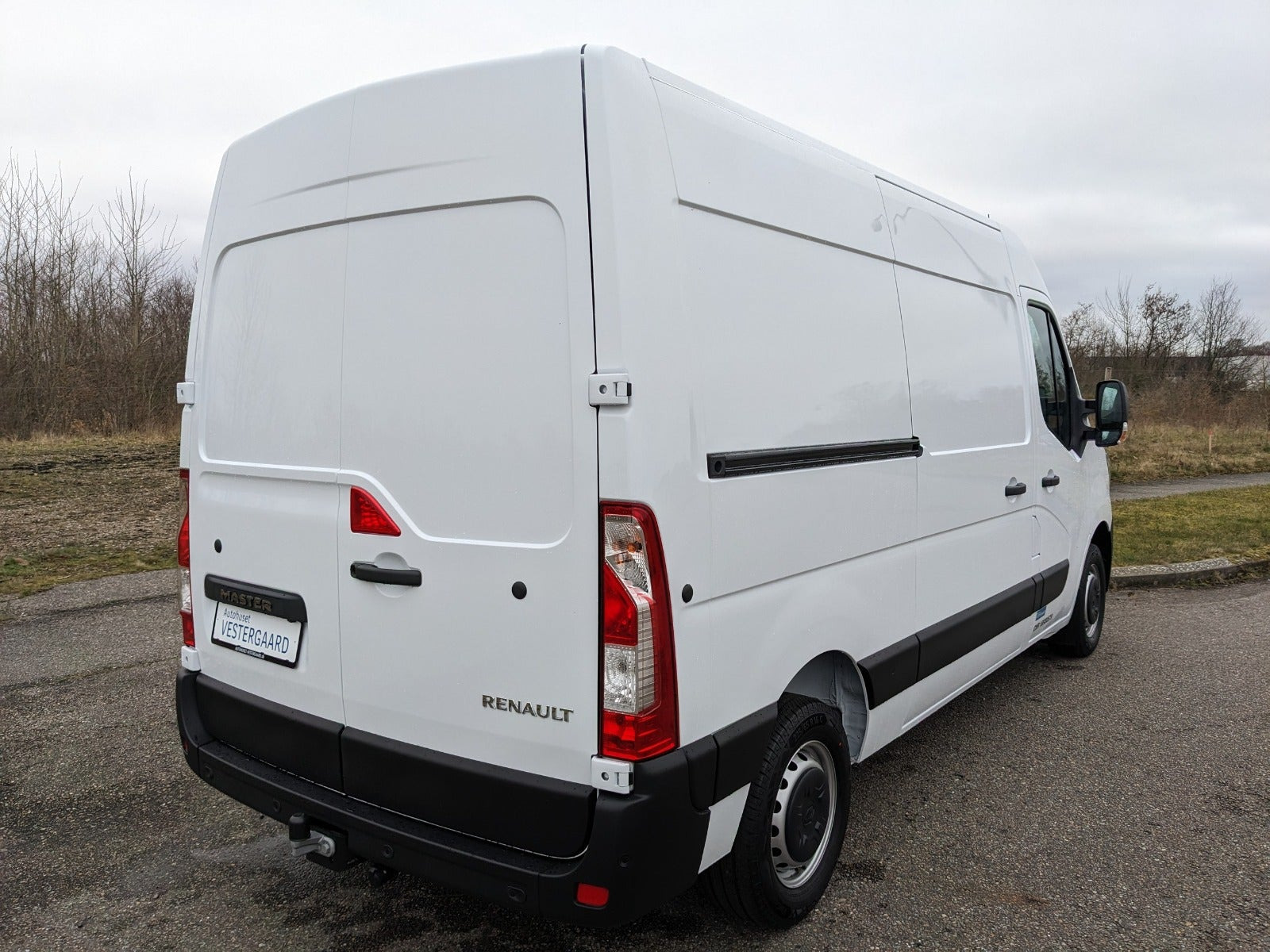 Hvid Renault Master IV T33 fra 2023