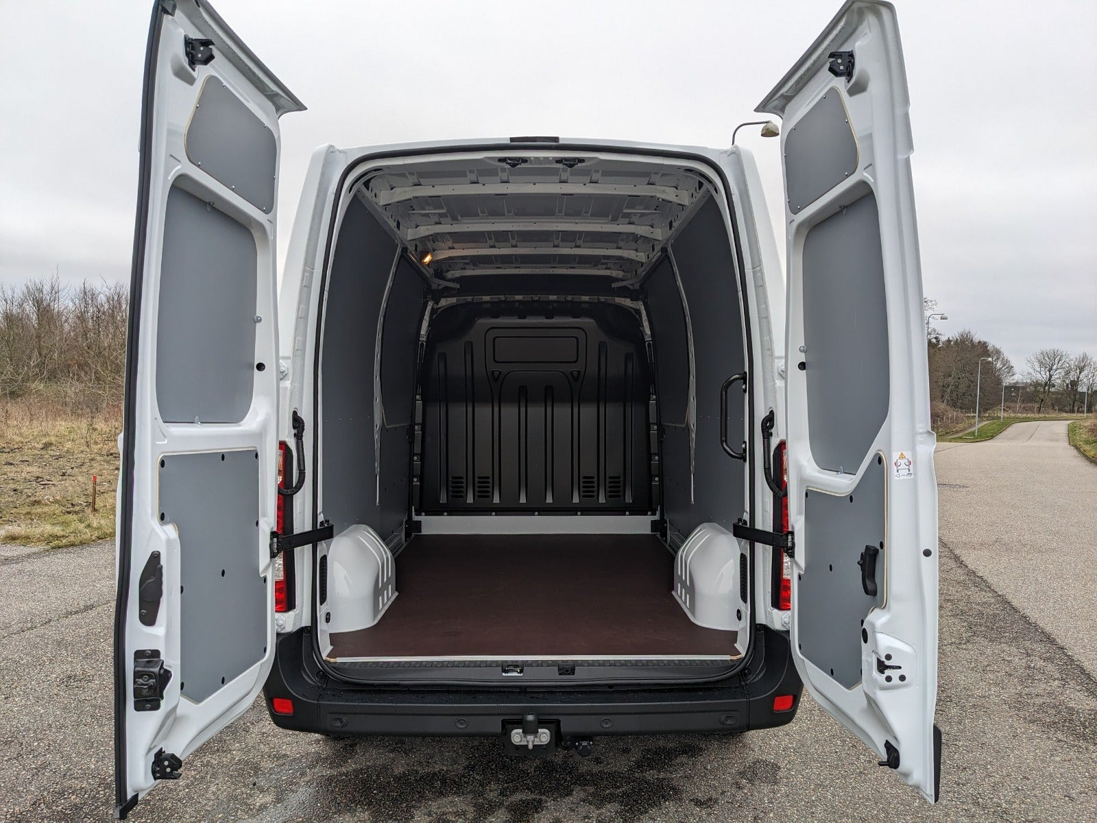 Hvid Renault Master IV T33 fra 2023