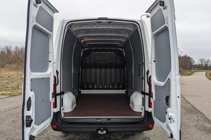 Hvid Renault Master IV T33 fra 2023