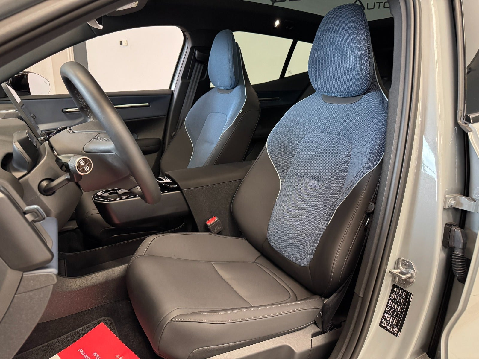 Grå Volvo EX30 fra 2024