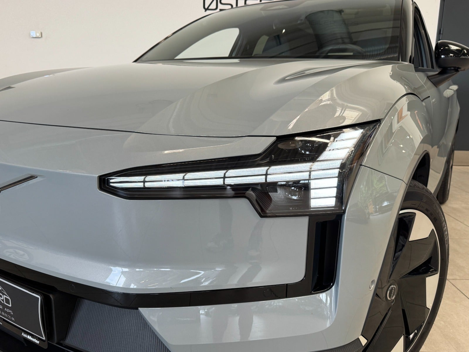 Grå Volvo EX30 fra 2024